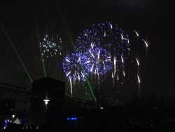 Eröffnungsfeuerwerk zur Kulturhauptsadt 2010 nach Ruhr-Hymne von Herbert Grönemeyer auf Leinwand