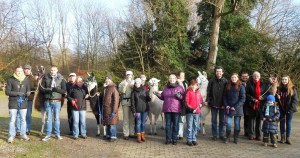 Gruppenfoto bei einer Lama-Park-Wanderung im Revierpark Nienhausen, Gelsenkirchen, Essen, Ruhrgebiet